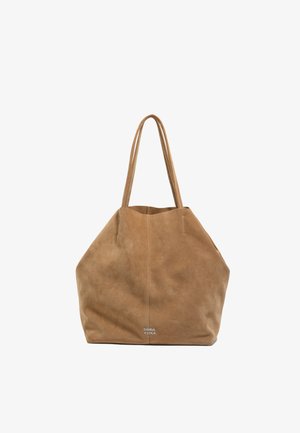 Borsa tote in camoscio marrone chiaro con due spalline, una texture morbida e un design semplice e affusolato. Presenta il logo del marchio nella parte inferiore.