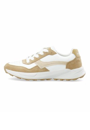 Sneakers i vitt läder och beige mocka, med en kraftig vit sula, runda skosnören och sidodetaljer i liknande färger.