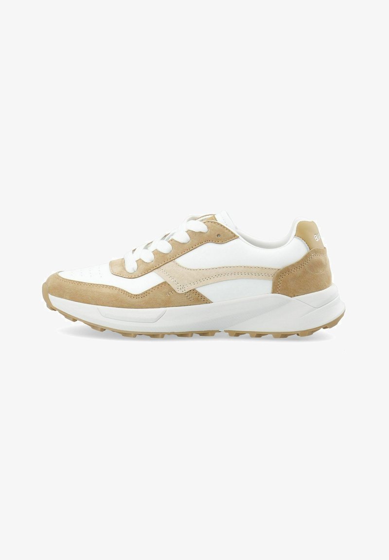 Sneaker aus weißem Leder und beigem Wildleder, mit einer dicken weißen Sohle, runden Schnürsenkeln und seitlichen Akzenten in ähnlichen Farben.