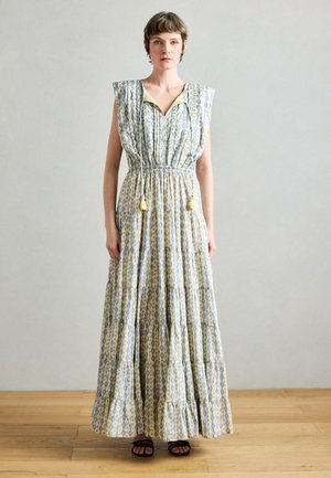 Μακρύ φόρεμα σε μπλε και κίτρινο με σχέδιο, με ντεκολτέ σε σχήμα V, ζωνάκι που σφίγγει στη μέση και φούστα με βολάν. Διαθέτει βολάν στους ώμους και διακοσμητικές φούντες.