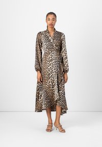 Leopardprintet omslagskjole med lange ærmer, lavet af silkeagtigt materiale, med en høj-lav søm og subtil glans. Sat sammen med strapsandaler.