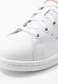 adidas Originals STAN SMITH - Sneakers basse - footwear white/real pink