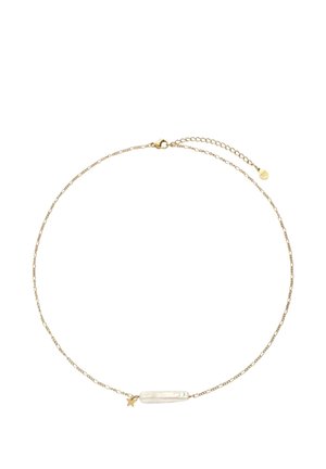 Delicata collana a catena in oro con una perla bianca irregolare orizzontale e un piccolo ciondolo a forma di stella dorata accanto alla perla.
