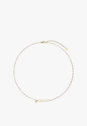 Zierliche goldene Halskette mit einer horizontalen unregelmäßigen weißen Perle und einem kleinen goldenen Sternanhänger neben der Perle.