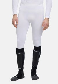 Leggings thermiques longs blancs avec un motif texturé, associés à des chaussettes noires et grises arrivant au genou, dotées d'un talon et d'un orteil renforcés.
