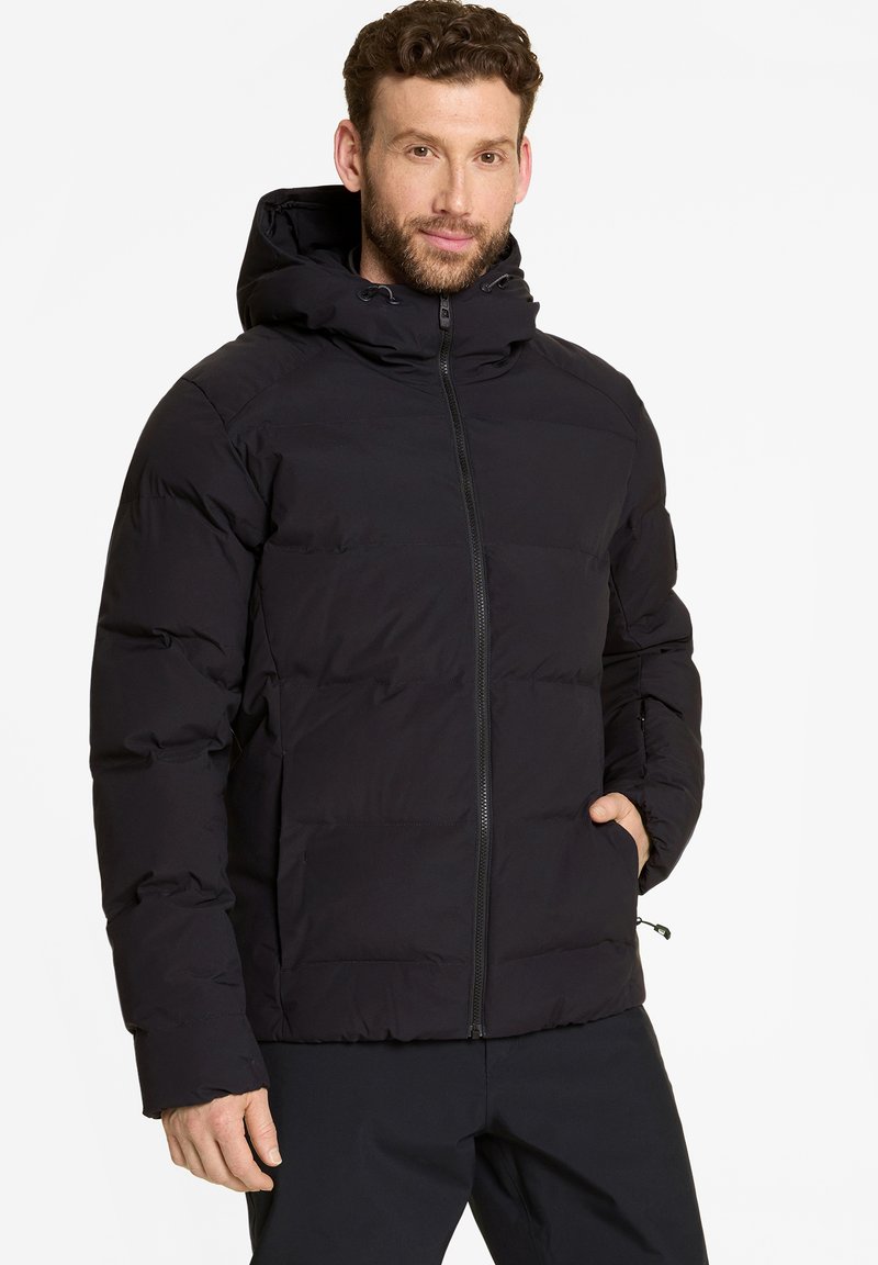 Schwarze Daunenjacke mit Reißverschluss vorne, Kapuze und seitlichen Taschen. Verfügt über gesteppten Teile und eine glatte Textur. Geeignet für kaltes Wetter.