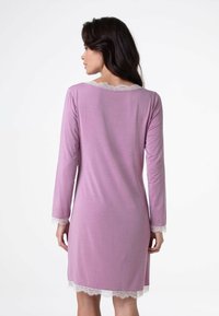 Negligé lilla con maniche lunghe, caratterizzato da un bordo in pizzo bianco sul collo e sull'orlo. Tessuto morbido e liscio con una vestibilità comoda.