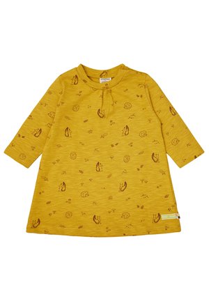 Abito giallo a maniche lunghe con motivi di animali boschivi in marrone, con scollatura rotonda e silhouette ampia a trapezio. Tessuto morbido.