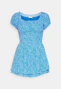 Modré květinové šaty s krátkými nabíranými rukávy, čtvercovým výstřihem a nařasenými detaily. Mají celoplošný potisk bílých květin na texturované tkanině.