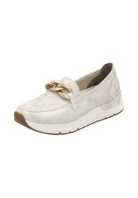 Ljusgrå mockaskor med platt sula och gummiklädd grepp, med en guldig kedjedetalj på främre delen och minimalistiska design detaljer.