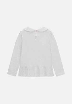 Witte lange mouw top met een ronde kraag, geplooide zoom en een sleutelgatsluiting aan de achterkant, met een klein gouden knoopdetail.