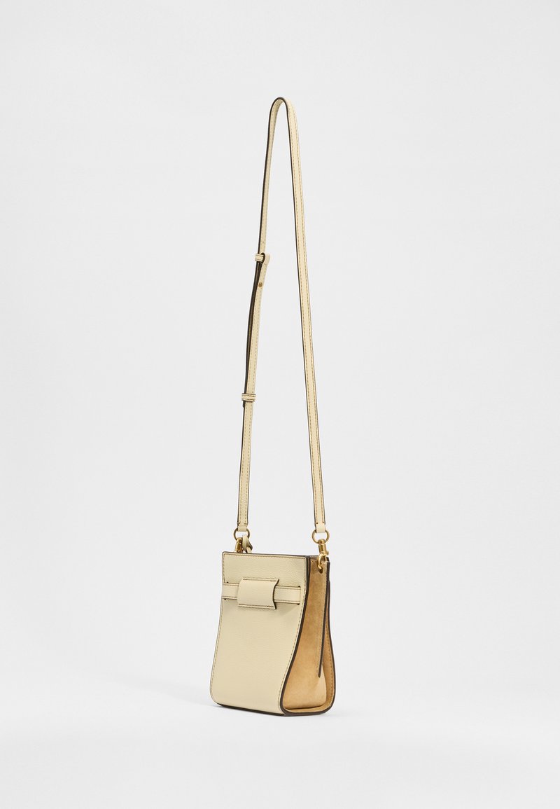 Cremfarbige Handtasche mit strukturiertem Design, glatter Oberfläche, verstellbarem Tragegurt und goldenen Hardware-Akzenten. Verfügt über einen Klappenverschluss.