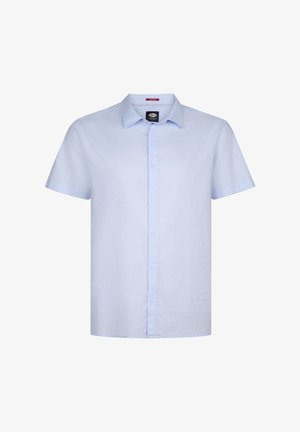 Lichtblauw shirt met korte mouwen en knopen, gecombineerd met olijfgroene cargoshorts met zijzakken, en witte sneakers met witte sokken.