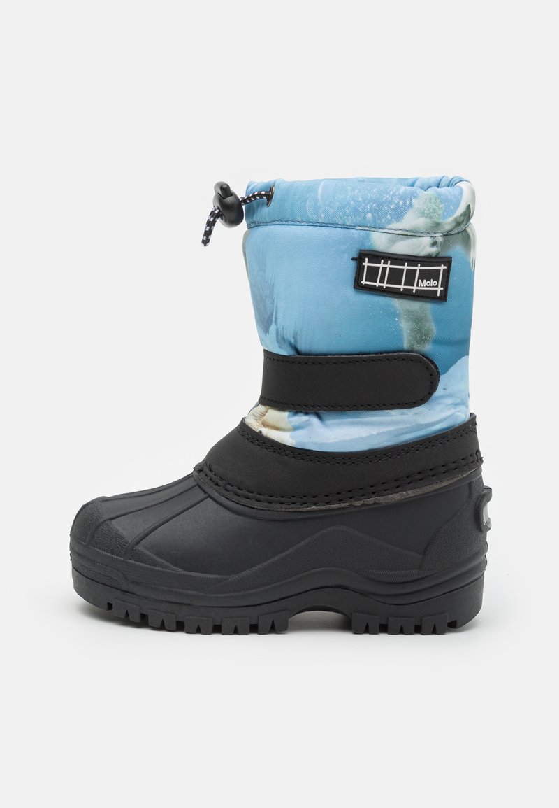 Botas de invierno impermeables para niños en color azul con un patrón nevado. Presenta una suela de goma negra, puño ajustable con cordón y correa de velcro.