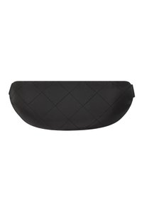 Bolso de mano negro acolchado con forma redondeada. Fabricado con material suave, presenta patrones de diamante y sin hardware visible.