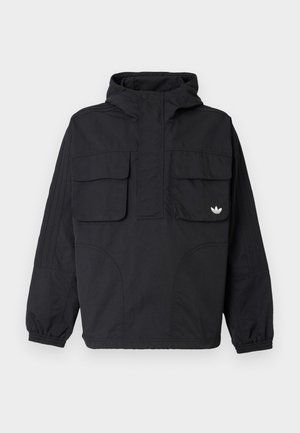 Melns pulovers jaka no viegla auduma. Aprīkota ar kapuci, divām priekšējām kabatām ar vākiem un ribotām aprocēm ar trim svītrām uz piedurknēm.