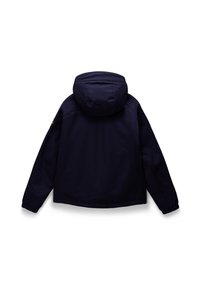 Chaqueta con capucha de color azul marino, con un corte relajado, puños elásticos y una textura de tela suave. Incluye detalle del logo en la manga izquierda.