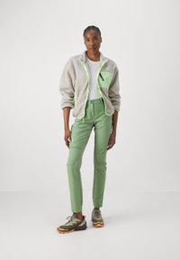 Patagonia Fliisjakk - oatmeal heather/salamander green