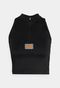 Czarny bezrękawnik crop top z zamkiem z przodu i szarym łatą z pomarańczowym logo Nike pokrytym wielokolorowymi kropkami.