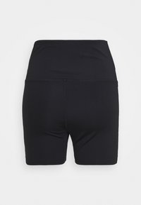 Pantalones cortos deportivos negros de talle alto, hechos de una tela elástica. Presentan una textura suave y costuras mínimas a lo largo de las costuras.