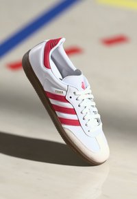 adidas Originals LIVERPOOL FC SAMBA LICENSED UNISEX - Chaussures de football en salle - footwear white/strawberry red