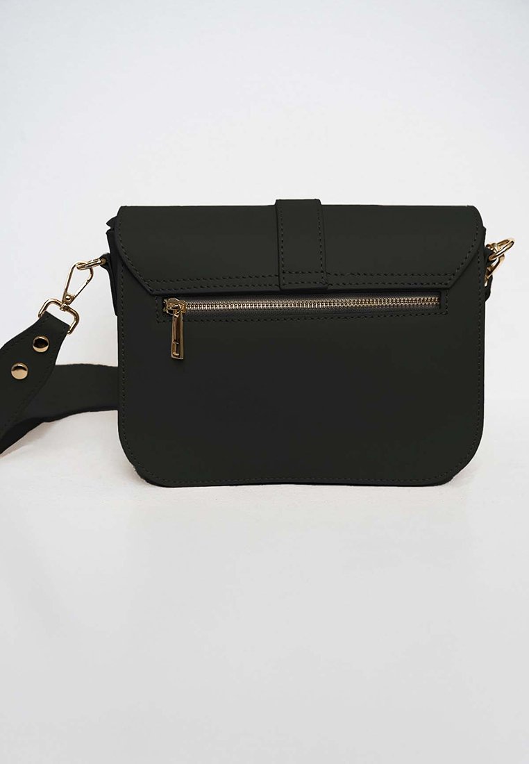 Zwarte, leerachtige schoudertas met een klep-sluiting, een voorvak met rits en gouden hardware. Inclusief verstelbare schouderriem.