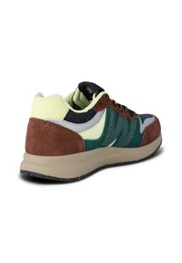 Färgglad sneaker med en kombination av brun mocka, grön mesh, grå detaljer och en vadderad beige sula. Har svarta skosnören och branding.