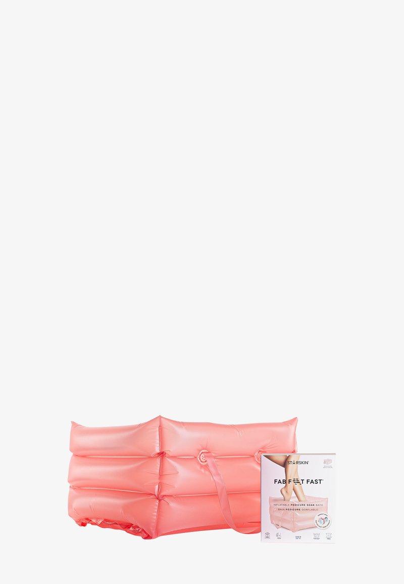 Rosa oppblåsbar fotbad med håndtak ved siden av emballasje som viser føtter som bløtlegges, merket "Fab Feet Fast" pedikyrbløtlegging.