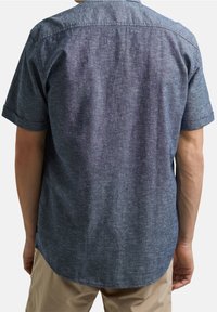 Korte mouwen, button-up overhemd gemaakt van donkerblauwe chambray stof, met een gestroomlijnd ontwerp en een subtiele textuur in het materiaal.