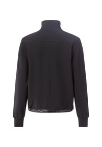 Schwarze langärmelige Jacke mit hohem Kragen, elastischen Bündchen und glänzendem elastischem Saum, von hinten auf weißem Hintergrund gezeigt.