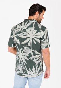 Key Largo MSH PALMS PATTERNED - Chemise - dark green