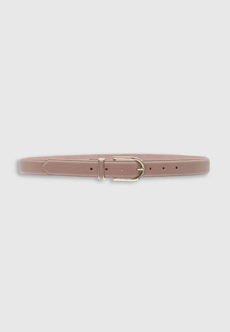Ceinture en cuir marron clair avec une boucle dorée en forme de D et plusieurs trous de réglage, présentée à plat sur un fond gris.