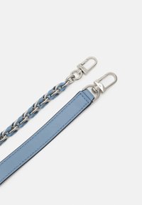 Bracelet en cuir bleu avec une section tressée et des clips en métal argenté à chaque extrémité. Texture lisse avec des détails contrastés.