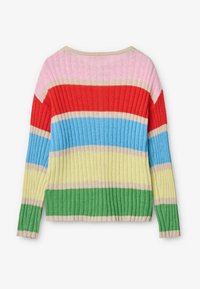 Strickpullover mit vertikalen Rippen und mehrfarbigen Streifen in Rosa, Rot, Blau, Gelb und Grün. Gerippter Saum und Bündchen.