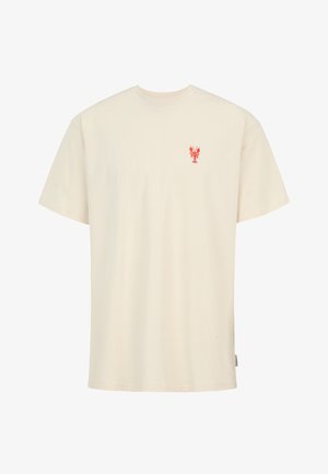 Cremefarbenes kurzärmeliges T-Shirt mit kleinem rotem Hummergrafik auf der linken Brust und einem Etikett an der unteren Seitennähte.
