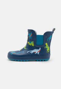 Blå gummistøvel med dinosaurmønster i grønt, rødt og turkis; teksturert såle; elastisk sidepanel; drahåndtak for enkel påkledning.