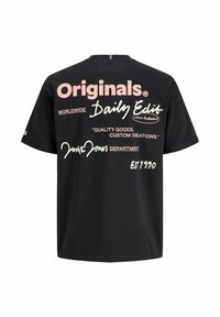 Μαύρο t-shirt με ροζ και λευκό κείμενο στην πλάτη που γράφει «Originals Daily Edit», «Προϊόντα ποιότητας, προσαρμοσμένες δημιουργίες» και «Est 1990.»