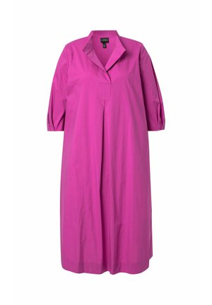 Kirkkaanpinkki polvipituinen mekko 3/4-hihansuiden, V-pääntien ja väljän istuvuuden kanssa, valkoisella taustalla.