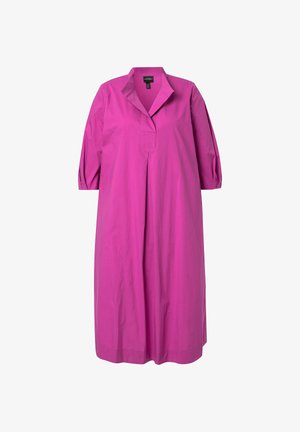 Klar pink knælængde kjole med 3/4 ærmer, V-hals og løs pasform, vist på en hvid baggrund.