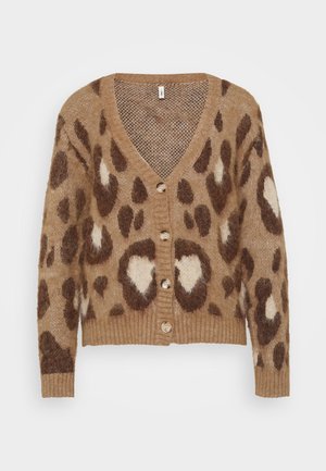 Beige cardigan med V-hals, med et leopardmønster i brunt og krem. Fem knapper, ribbet mansjetter og detaljert søm. Myk tekstur.