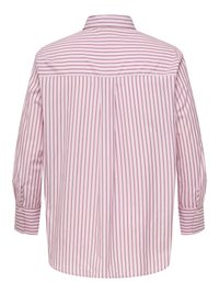 Pikad varrukad, nööpidega särk vertikaalsete punaste ja valgete triipudega, vaadatuna tagant, klassikalise kraega ja nööpidega mansettidega.