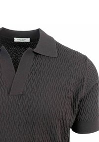 Polo nero con un motivo testurizzato, caratterizzato da un colletto morbido e un sottile design a scollo a V, realizzato in un tessuto leggero.