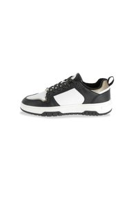 Sneaker in pelle nera con dettagli bianchi e oro metallizzato, punta arrotondata, superficie texture, colletto imbottito e suola in gomma nera.