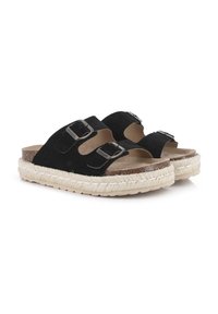 Sandalias deslizantes de ante negro que presentan dos correas ajustables con hebillas de metal, una suela gruesa estilo espadrille de yute trenzado y una plantilla de corcho.