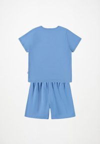 Bledomodrá košeľa s krátkym rukávom a zodpovedajúce krátke elastické nohavice, položené ploché s viditeľnou zadnou stranou na bielom pozadí.