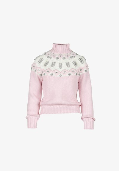 Różowy sweter z dzianiny z golfem i białym karczkiem, ozdobiony srebrnymi cekinami oraz ściągaczami na mankietach i u dołu.