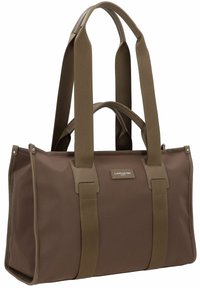Borsa a tote in nylon marrone con manici doppi robusti, forma rettangolare e superficie testurizzata. Presenta un'etichetta con il logo su un lato.