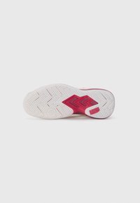 Sålens mønster har en teksturert hvit gummi med en rosa aksent i zigzag-design. Merkenavnet "K-Swiss" er preget i rosa.