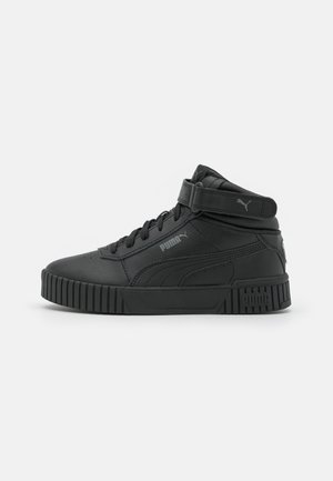 Sneakers neri alti con tomaia in pelle testurizzata, suola in gomma spessa, chiusura con lacci e cinturino alla caviglia con un logo discreto.