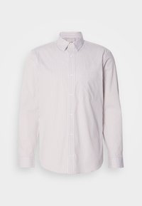 Valkoinen nappipaita, jossa on ohuet pystysuorat raidat vaaleanpunaisessa ja laventelissa. Vasemmassa rinnassa on tasku ja pitkät hihat.